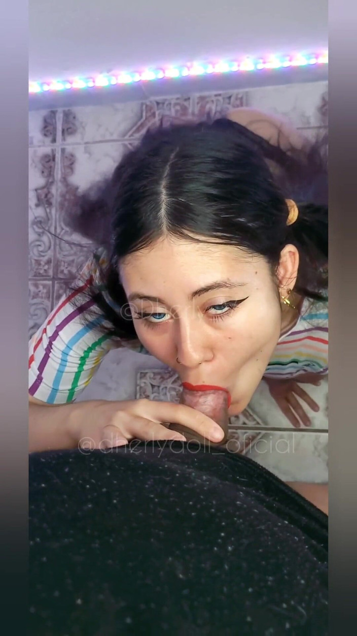 DherlyDoll: मेरे पड़ोसी का सौतेला भाई बहुत शरारती है, वह मेरे घर आती है और मेरे लंड से सारा वीर्य निकालती है।