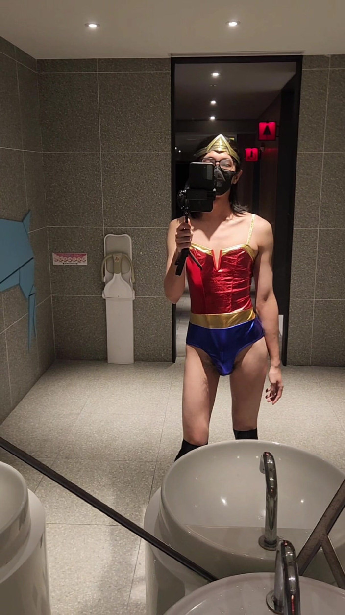 NotAFuta: Чудо-женщина-эксгибиционист