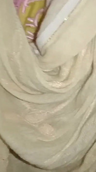 Sono rimasta da sola nella notte oscura e ho fatto sesso con la ragazza. La sua figa stretta era molto attraente e la ragazza sembrava molto bella