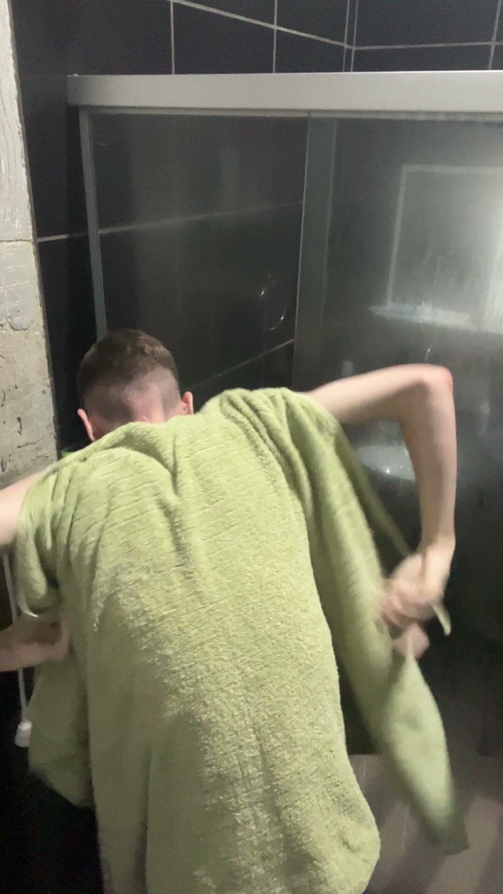 Kedoimath: Magrinha gêmea tomando banho e mostrando seu corpo nu
