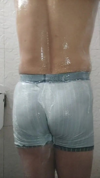 बबल बट के साथ शॉवर लेना।