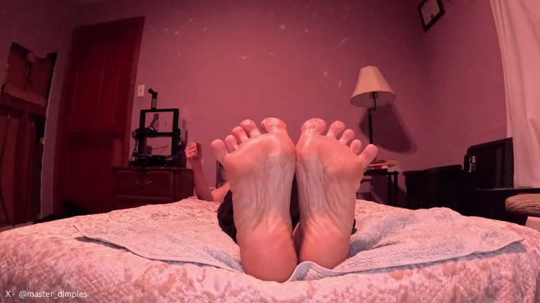 Mr Dimples: ゴーン・トゥ・マイ・オイルリー・ソールズ - オイルリーフットJOI