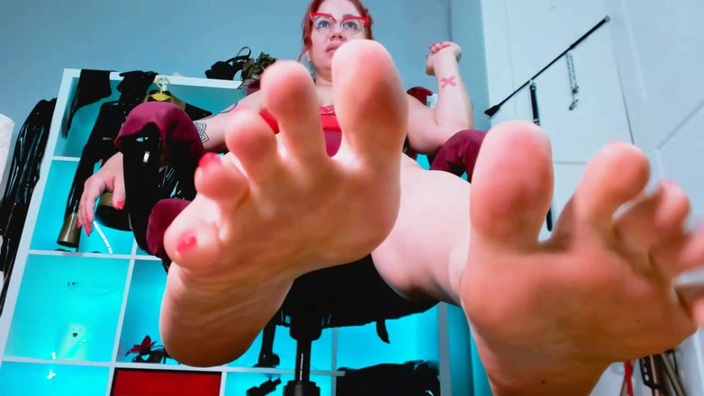 Ella Kross: Polizaj moje stopy, Sharmuta