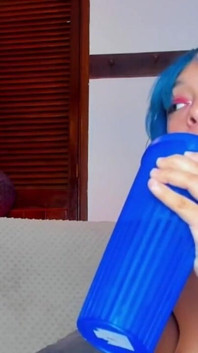 Gemendo sozinho em sua cama