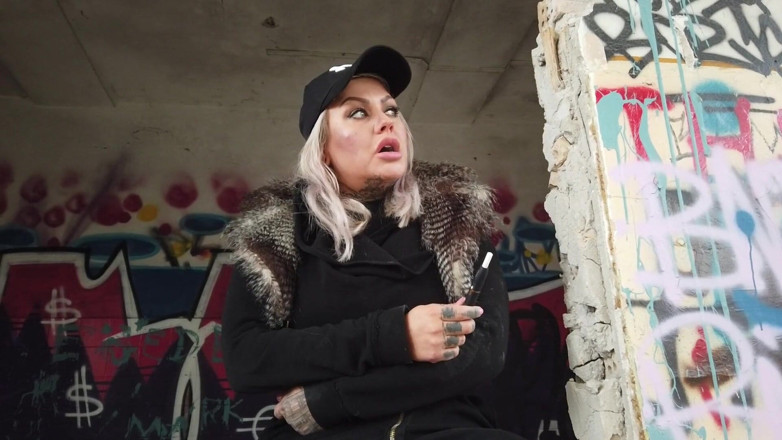 Fetish videos by Alex: Loira fuma um cigarro eletrônico