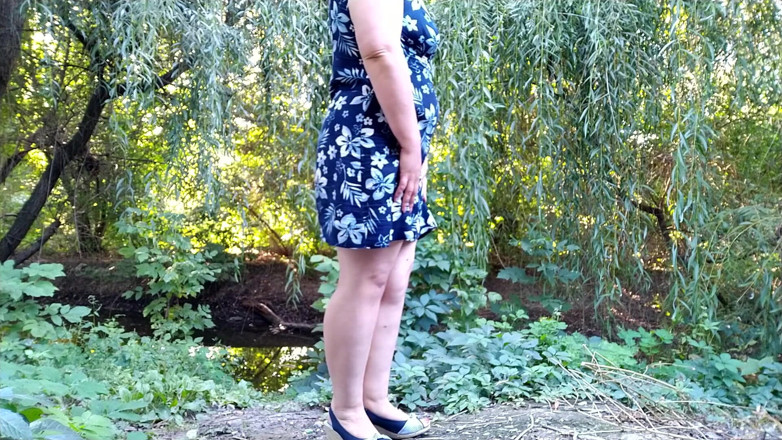 Elena: Spreading my huge ass hard and pissing in outdoors.