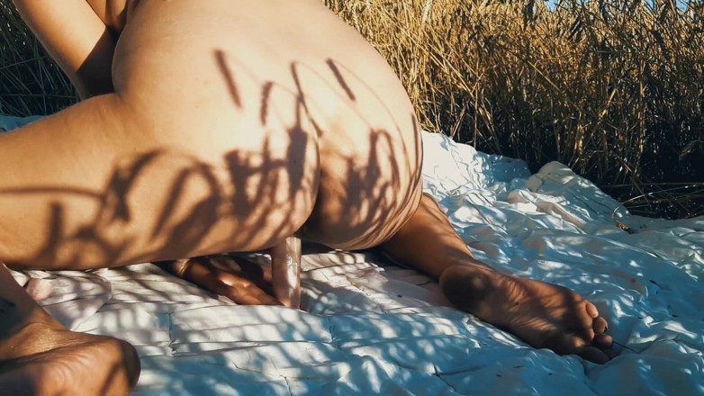 LizAngel: Squirting dans la nature après avoir baisée