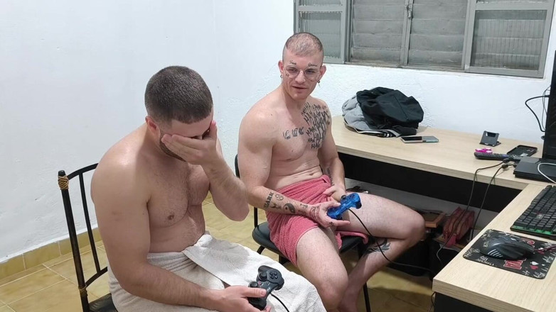 Victor Studio Gay: Carmona och jag duschade tillsammans, stannade vi bara i duschen?