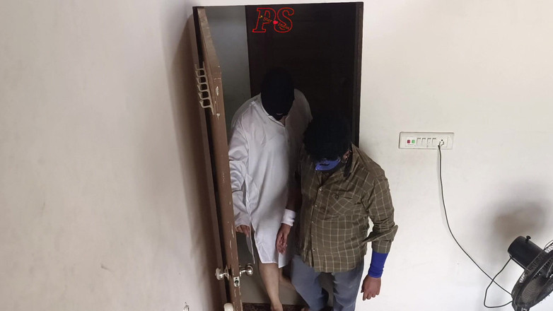 Pstarindia123: Two Muslim Bhabhis Wearing Burqas Got Fucked Together in Forced...