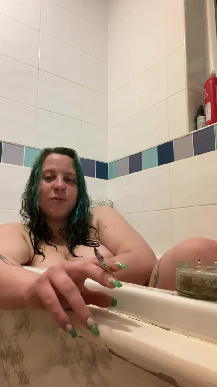 Goddess Kinx: L’heure du bain enfumée