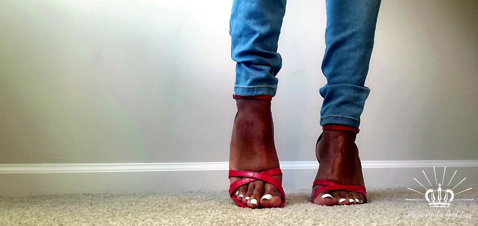 Mya Mula Goddess: Zapatos rojos malcriados golpeando los pies humillación