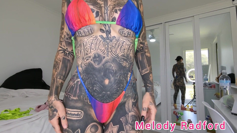 Melody Radford: ลองบิกินี่จิ๋วผิวงูเหลืองบน Haul Melody Radford