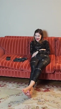 Kırmızı Kanepede Seksi Kadın Egemenliği Ayak Ibadeti
