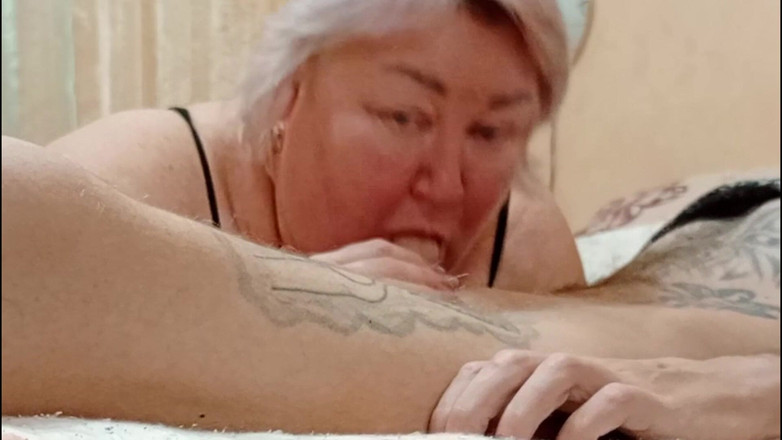 Zona901: Ibu tiri menghisap batang saya sehingga mulutnya penuh dengan air...