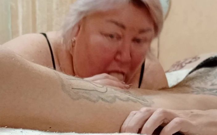 Zona901: Мачеха сосет мой хуй, пока ее рот не полон спермы