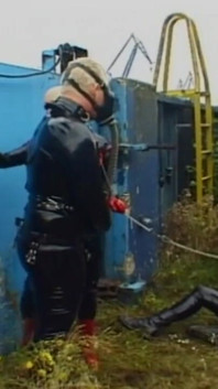 Ponižující lízání kundičky v plynové masce