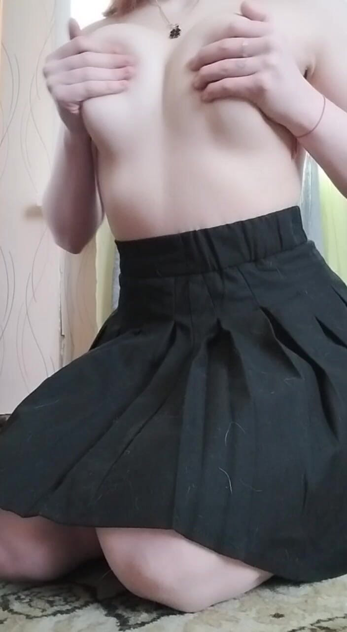 Miss_Kaprizzz19: Dopo il college, sono tornato a casa indossando una gonna...