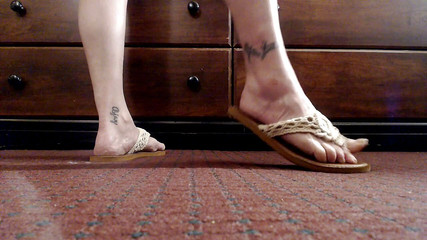 Abby Anna: Stojící kožené flipflops hry