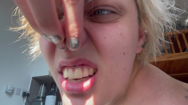 Glitterqueen1999: Geen make-up gothic-meisje in de zon pronkt met piggy-neus