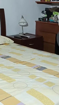 남편이 떨어져 있고 배다른 아들과 함께 큰 창녀처럼 행동할 때 나는 즐긴다.