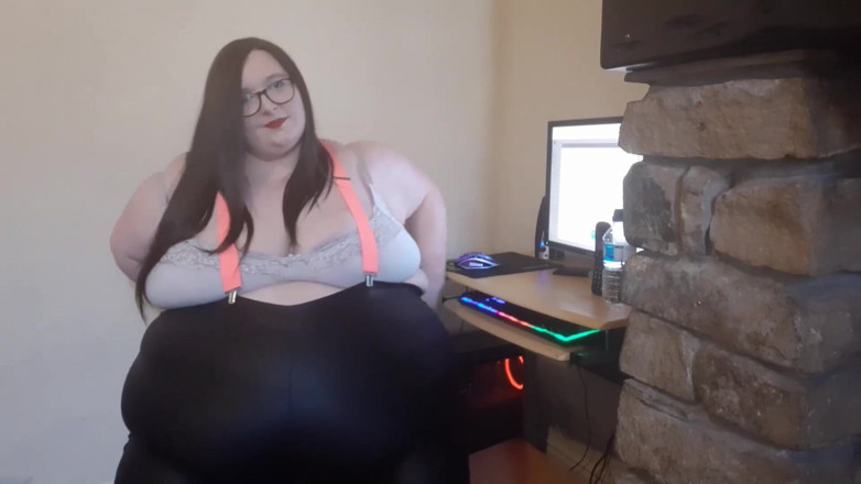 SSBBWLadyBrads: SSBBW worker at the office after dark