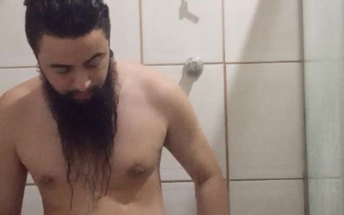 Beard Bator: Sakallı erkek arkadaş duş alıyor ve sopalıyor