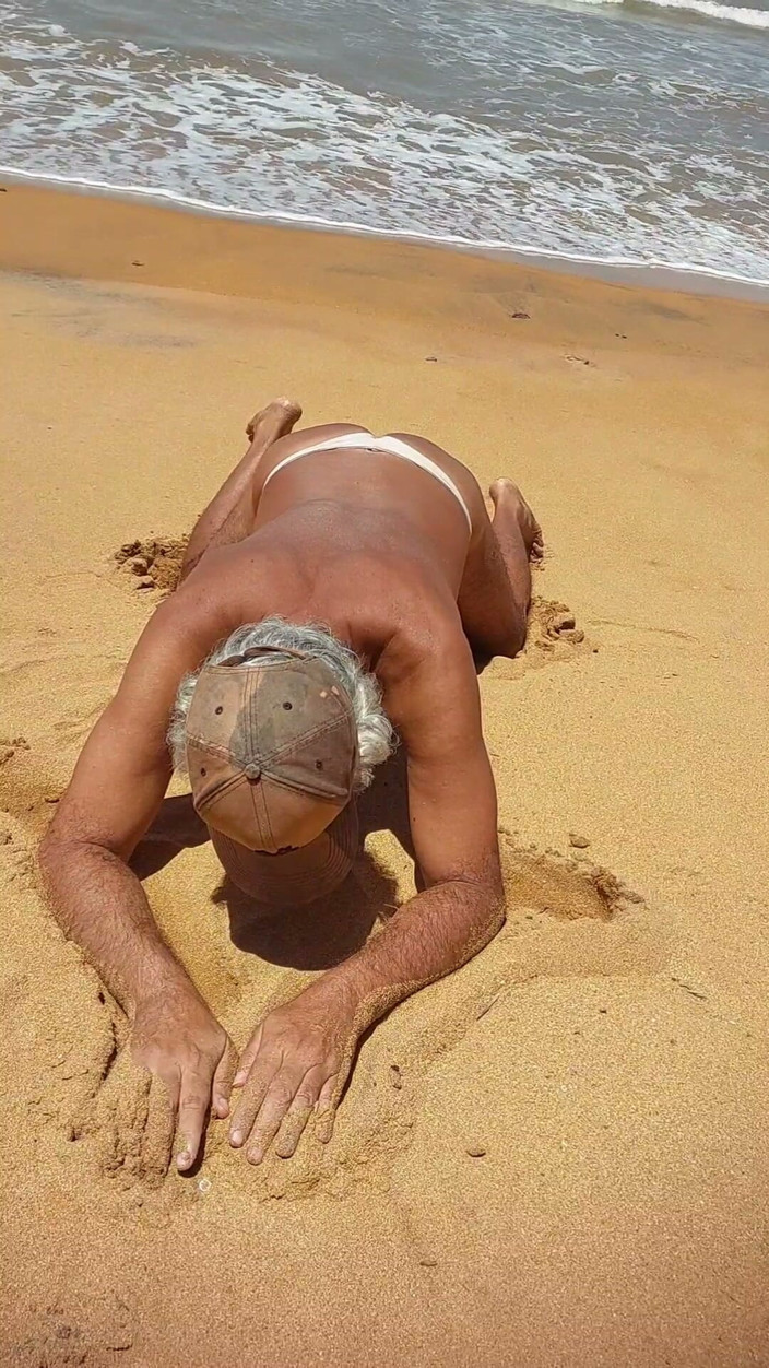 Ladysilvas: Ladysilva sulla spiaggia in mutandine sexy che abbronza il suo...