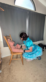 Satin Sissy giúp việc cắm mình và bú búp bê của cô ấy