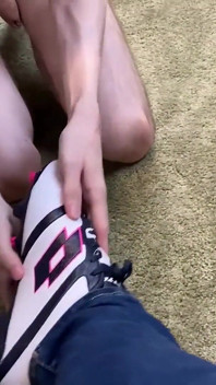 La sua fottuta faccia e la lingua si pulisce le scarpe da calcio! - Dave moon - jennifer -busting leccare