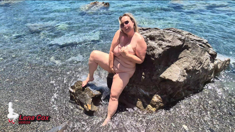Lena Cox: Riskantní masturbace na pláži