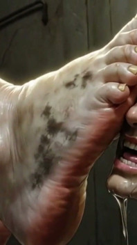 Géante, adoration des pieds SSBBW - un esclave lèche ses gros pieds