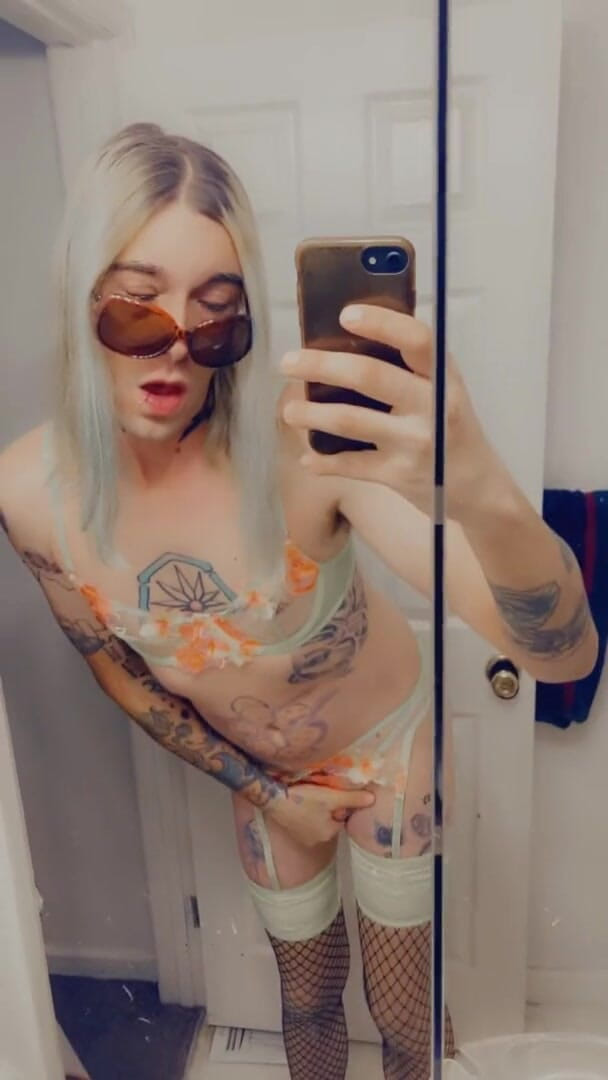 CarmenMelatonin: Stijlvolle en sassy babe speelt graag in haar kleine kanten...