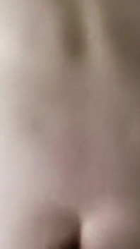 неслухняну дівчину на четвереньках