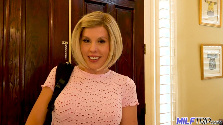 MILF Trip: Blonda țâțoasă bombă Amber Chase adoră distracția sexy