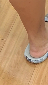 En la línea admirando los pies como curas
