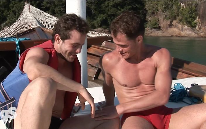 Gay Guys: ボートの上でお尻を犯す2つの熱い男