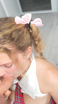 Une Coquine Reçoit Un Facial Puis Reçoit Un