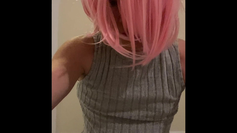 MadisonCD2025: Sissy Crossdresser v těsných šatech a vysokých punčochách s pérovým rukávem...