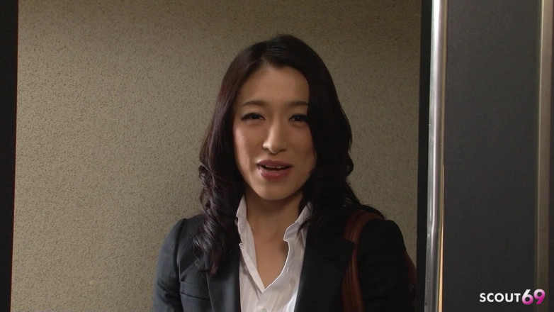 Asian porn collection: L'insegnante matura ninfomane giapponese seduce un grosso cazzo da scopare...