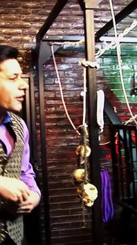 Dungeon děvky dostávají své kundičky a ústa naplněná hardcore skupinovým sexem