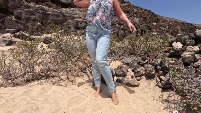 Emma Voyeur: Kencing Ke Dalam Seluar Jeans Saya Di Pantai - Pelepasan Penuh