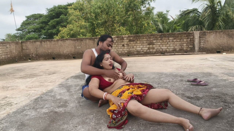 Sona bhabhi: Eine schöne indische bengalische bhabhi erstaunlicher sex auf dem Dach