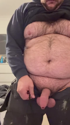 Ich entfessele meinen schwanz und meine eier und werde nach 45 minuten gefesselt