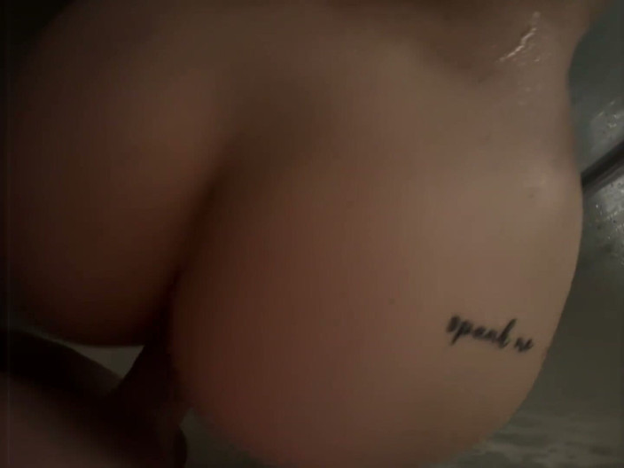 The_Last_Of_Emo: Hai evocato una ragazza emo nel tuo bagno e l'hai...
