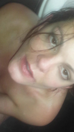 Switch sluts: Un pompino salivoso sotto la doccia con la mano nel...