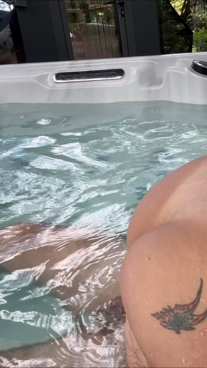 Emilie Jolie: 珍しい環境での新しいBDSMセックステープ