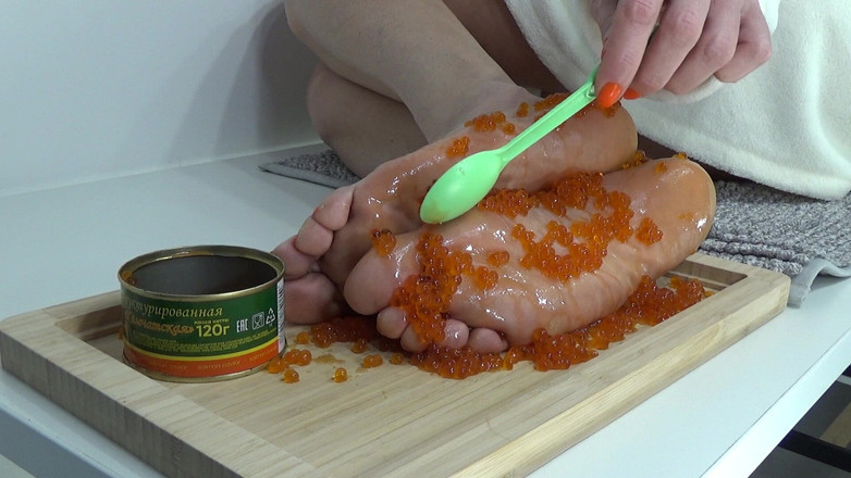 AnnaBUST: Gambe MILF rugate con caviale rosso