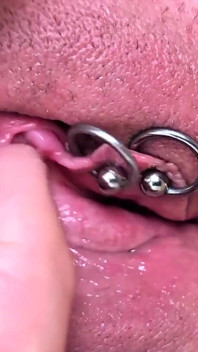 Lui gioca con il mio clitoride e la figa trafitto mi fa pochi orgasmi
