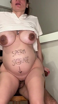 Infirmière de stockage de sperme Mon ventre géant se remplit de ton lait