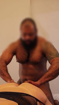 Wielki czarny facet bez siodełka jebanie i bicie Trans MILF